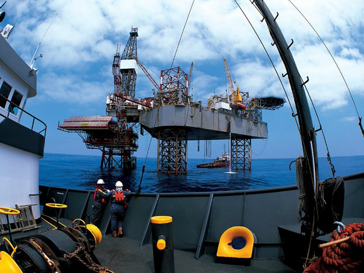 Eni offshore drilling platform seen from a supply vessel
