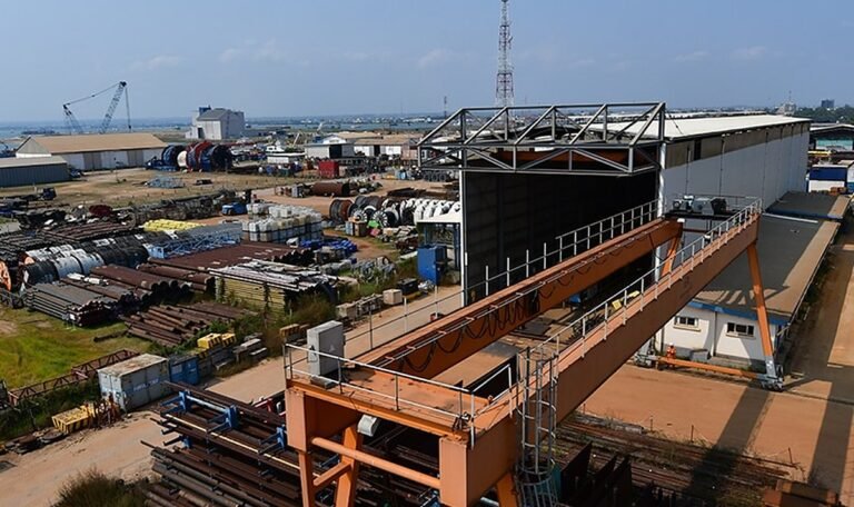 Friedlander Industrie Congo yard with gantry crane and pipe stock