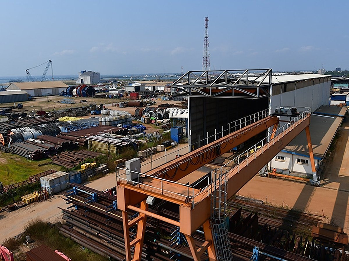 Friedlander Industrie Congo yard with gantry crane and pipe stock